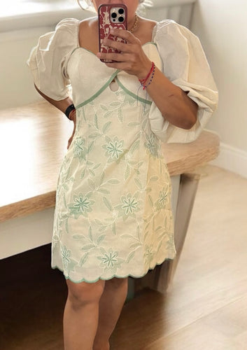 VESTIDO KEYSHA BEIGE BORDADO VERDE