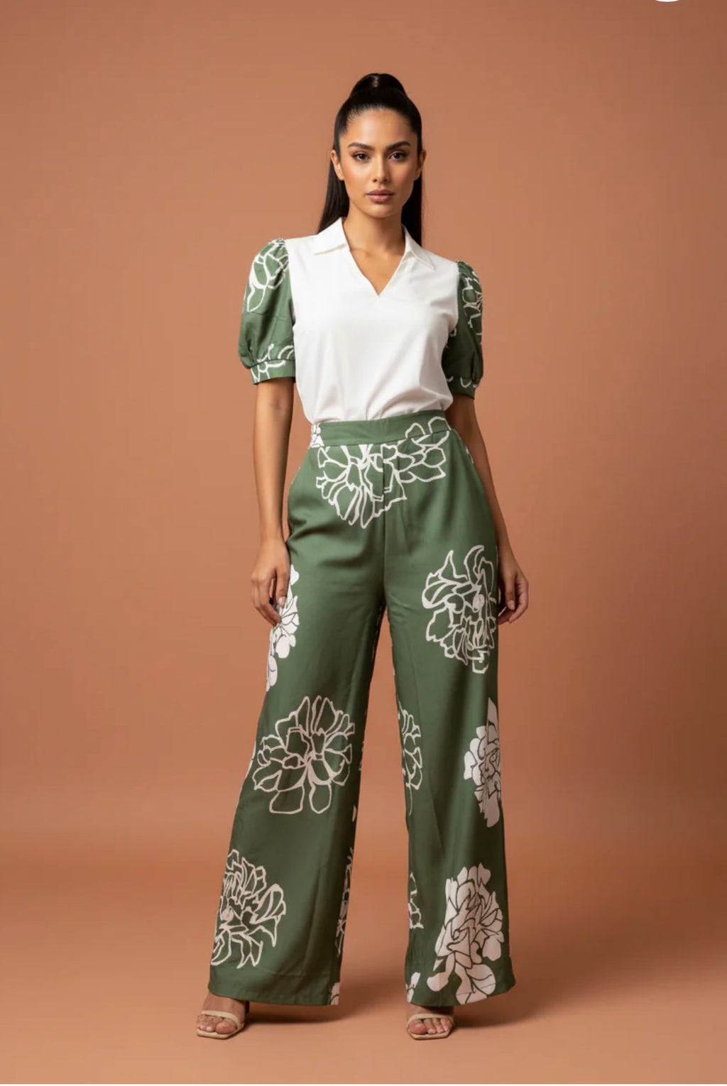 Blusa Blanca con Mangas Estampadas Verde Oliva para Mujer | Blusa Casual Chic en Panamá