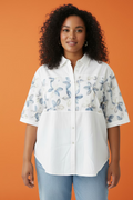 Blusa Plus Size Blanca con Estampado Floral Azul | Camisa Elegante para Mujer Tallas Grandes en Panamá