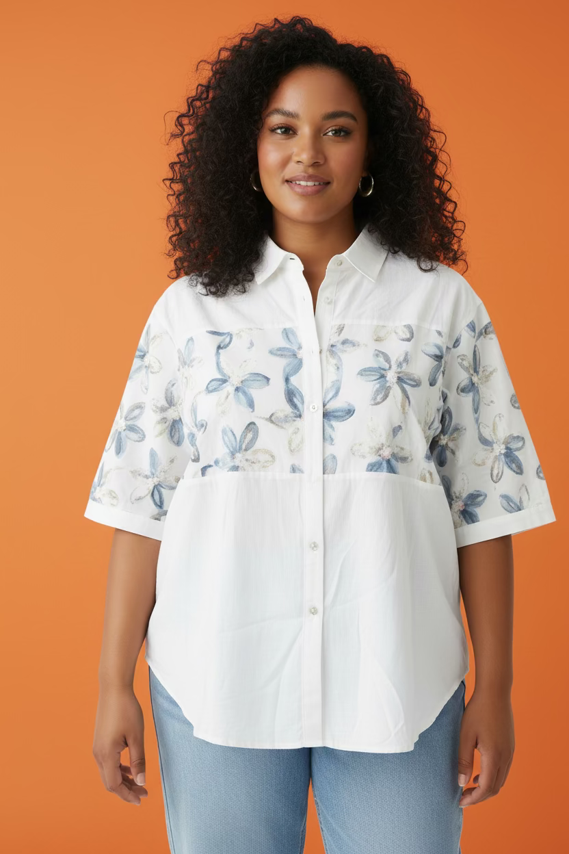 Blusa Plus Size Blanca con Estampado Floral Azul | Camisa Elegante para Mujer Tallas Grandes en Panamá