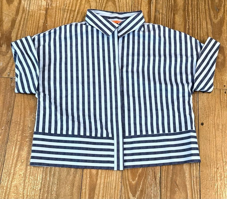 Blusa Corta Rayas Azul Marino y Blanco – Manga Corta Oversize Cuello Camisero | Ropa para Mujer en Panamá