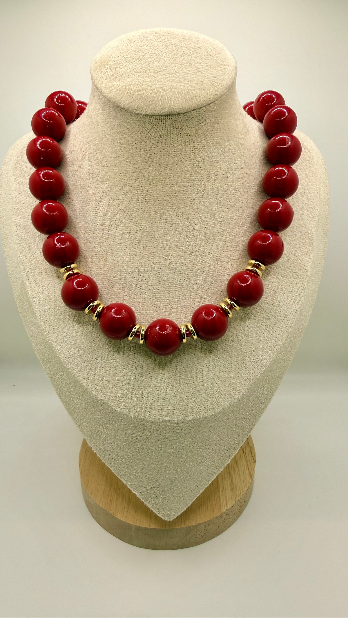 Collar Colombiano De Perlas Rojas Con Detalles Dorados