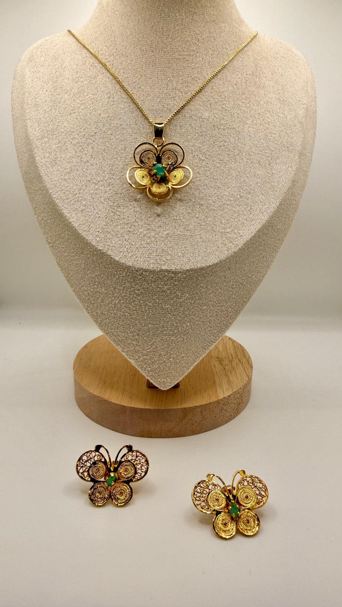 Juego De Collar Y Aretes Mariposa Con Esmeralda En Bruto Y  Baño De Oro