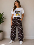 Sarisa Blusa Blanca con Estampado de Dálmata, Gafas y Pañuelo Amarillo