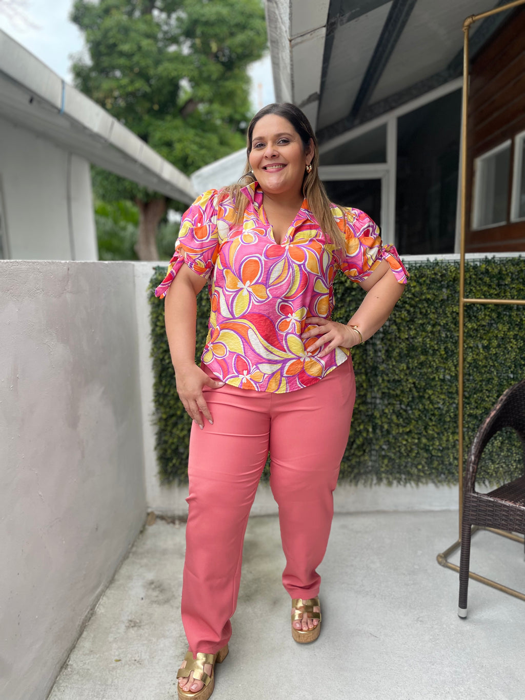 BLUSA CON ESTAMPADO DE FLORES NARANJA