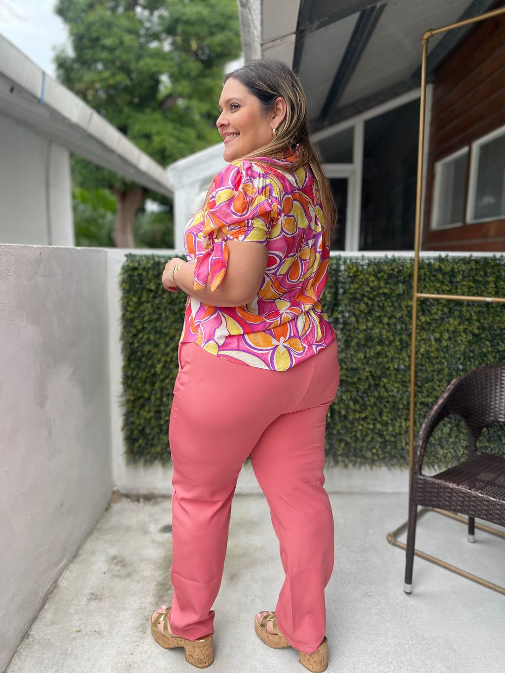 BLUSA CON ESTAMPADO DE FLORES NARANJA