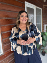 Cargar imagen en el visor de la galería, BLUSA LINA BEIGE CON AZUL