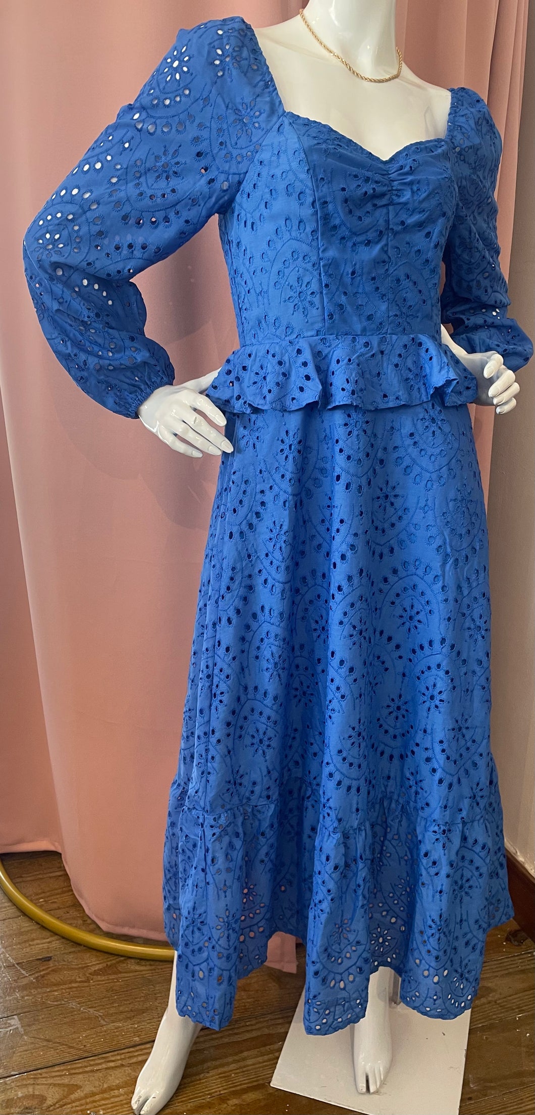 VESTIDO AZUL CON BORDADO