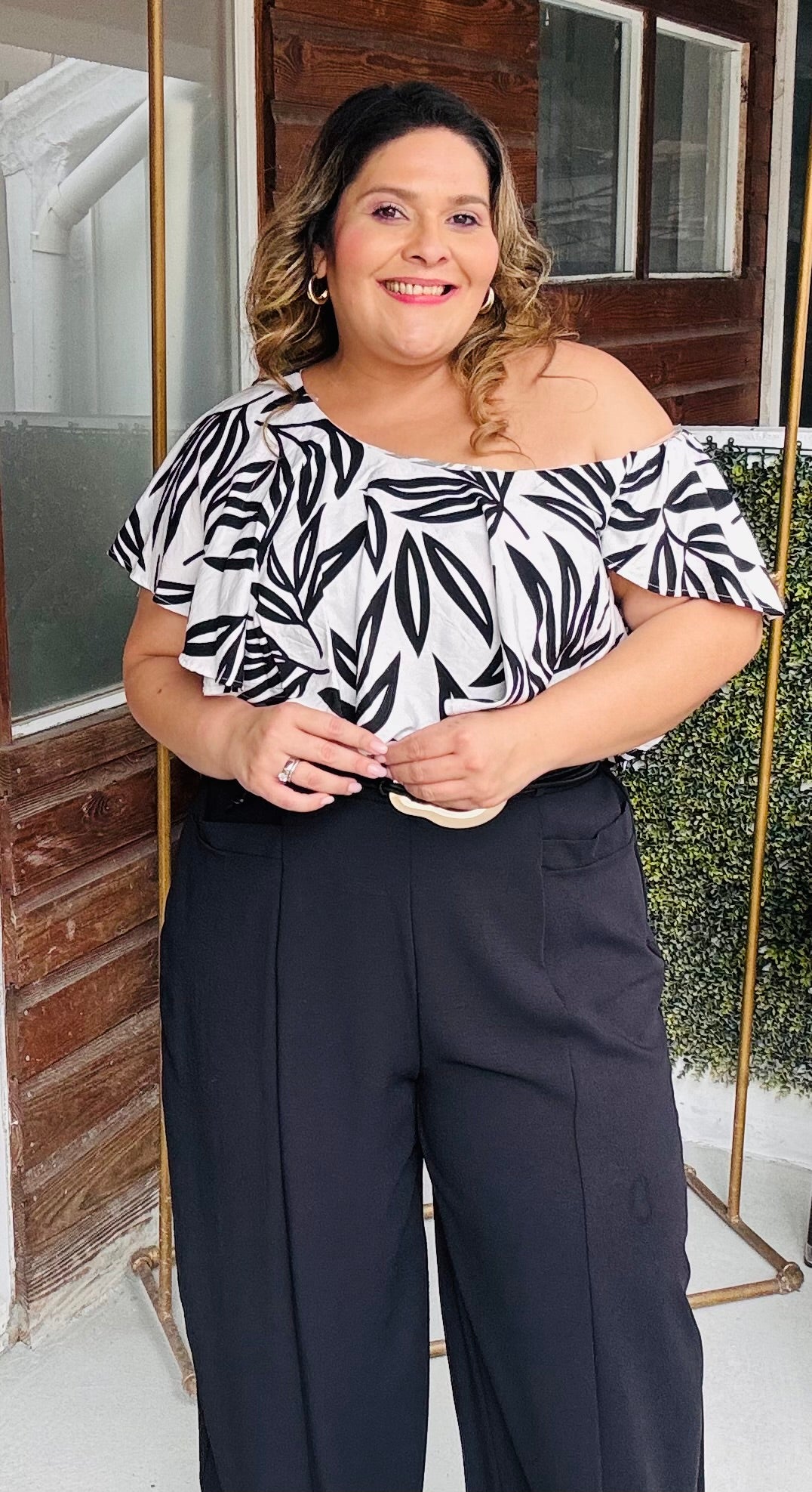 BLACK UPPER RUFFLE BLOUSE