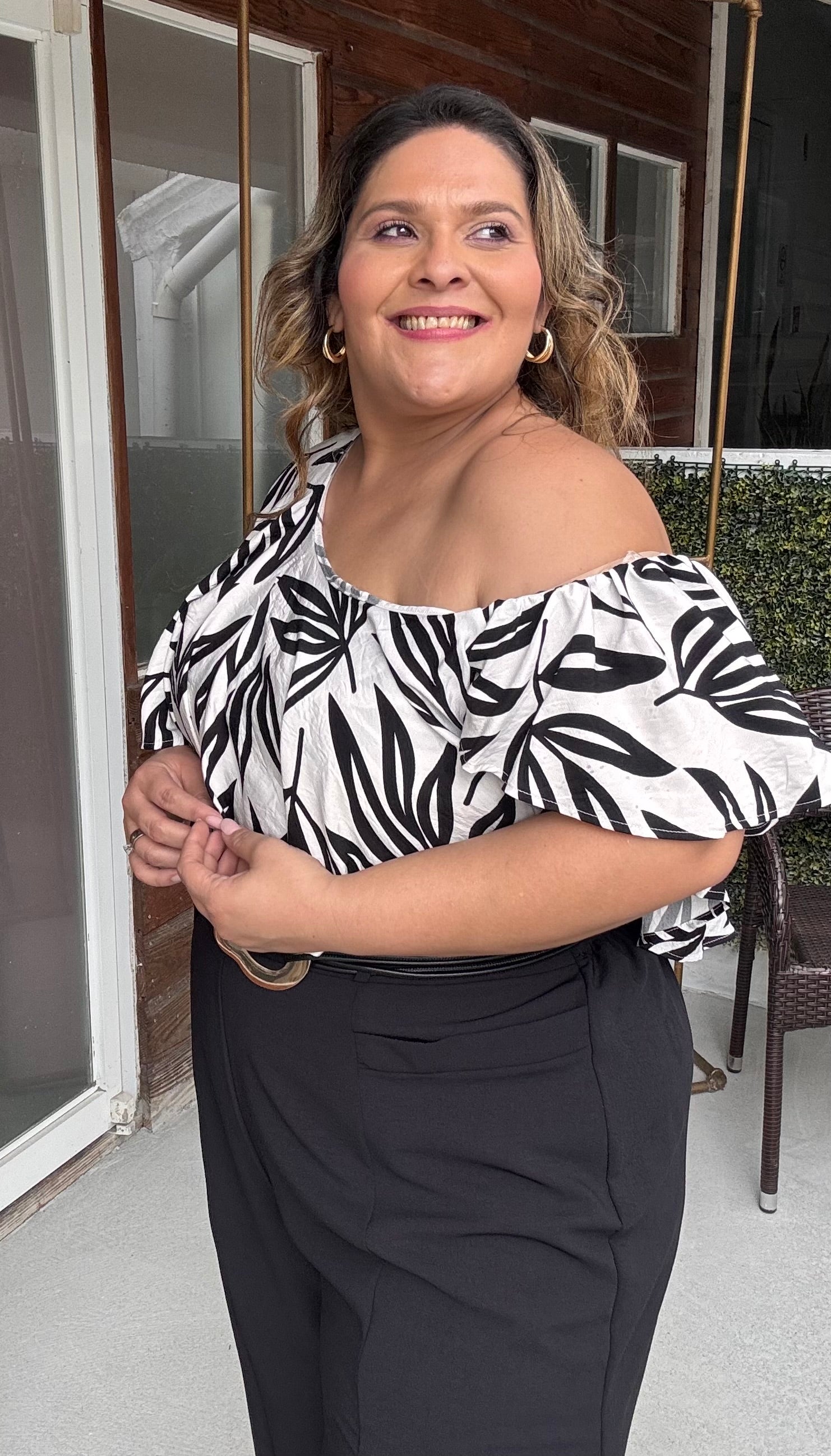 BLACK UPPER RUFFLE BLOUSE