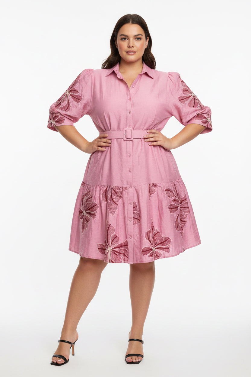 Vestido Plus Size camisero rosado con cinturón y bordado floral | Moda femenina Panamá verano casual elegante