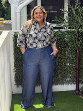 Cargar imagen en el visor de la galería, BLUSA AZUL BORDADA