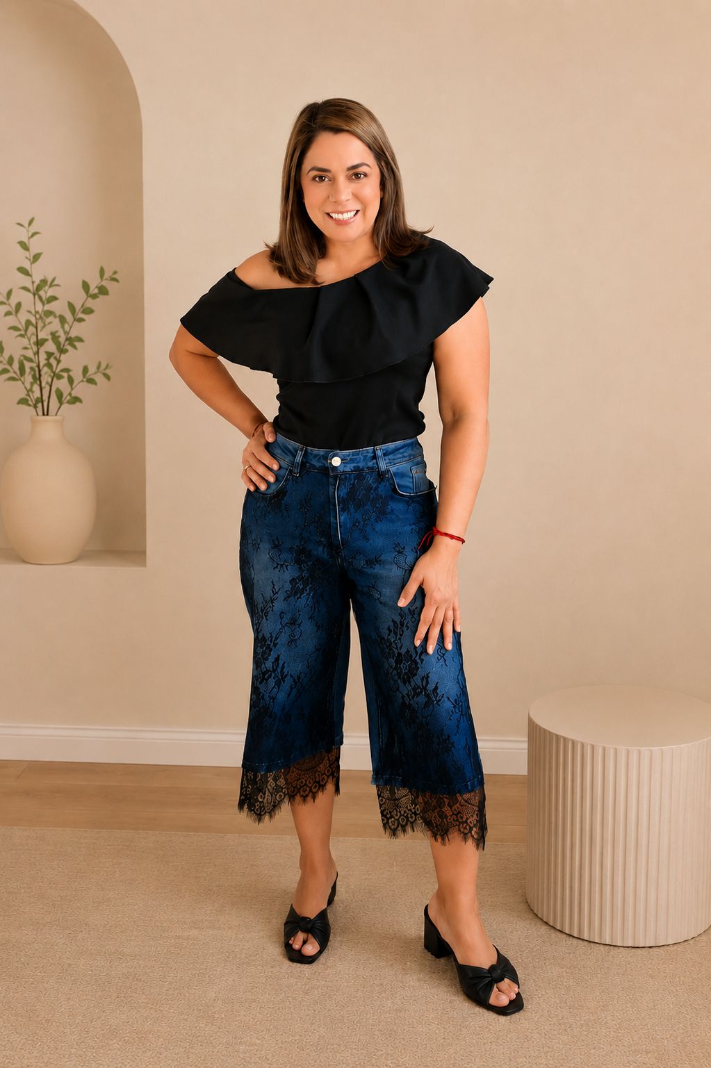 Bermuda Jeans para Mujer con Encaje Negro en Panamá/Bermuda Denim Moderna y Elegante