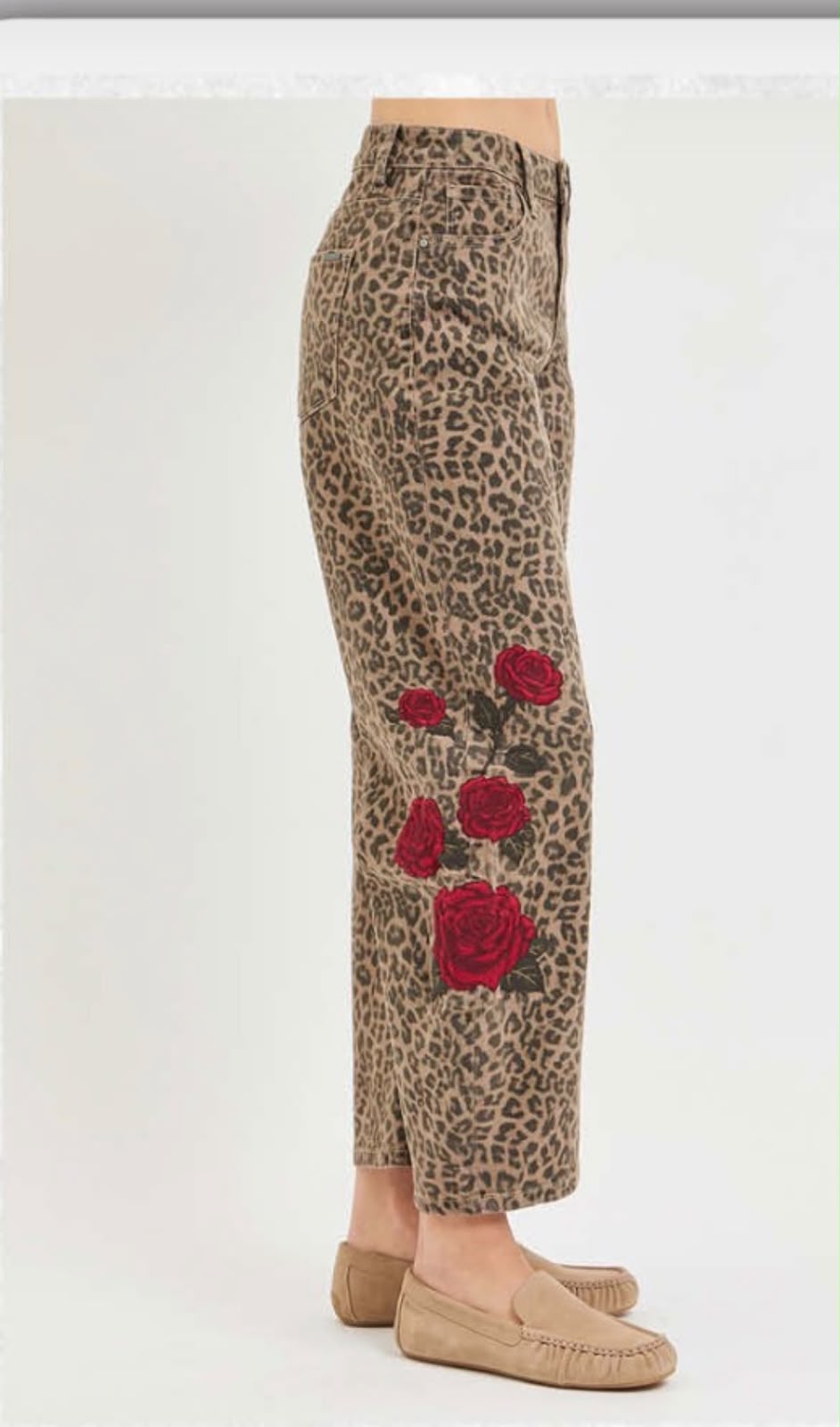 Jean Plus Size Barrel Animal Print con Rosas Rojas Bordadas