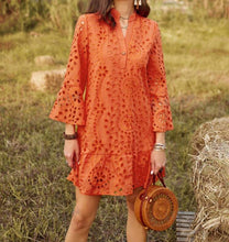 Cargar imagen en el visor de la galería, VESTIDO DE OJALILLO-NARANJA