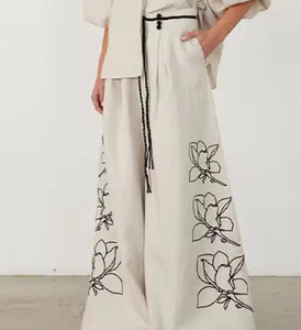 PANTALON DE LINO CON FLORES NEGRAS