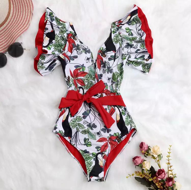 TRAJE DE BANO BLANCO DETALLES ROJO